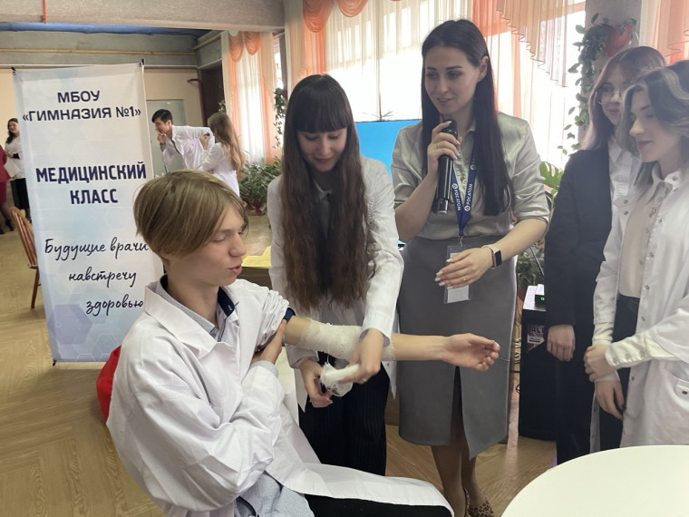 Медицинский класс Гимназии №1 на Муниципальном Фестивале профессий «Взгляд в будущее».
